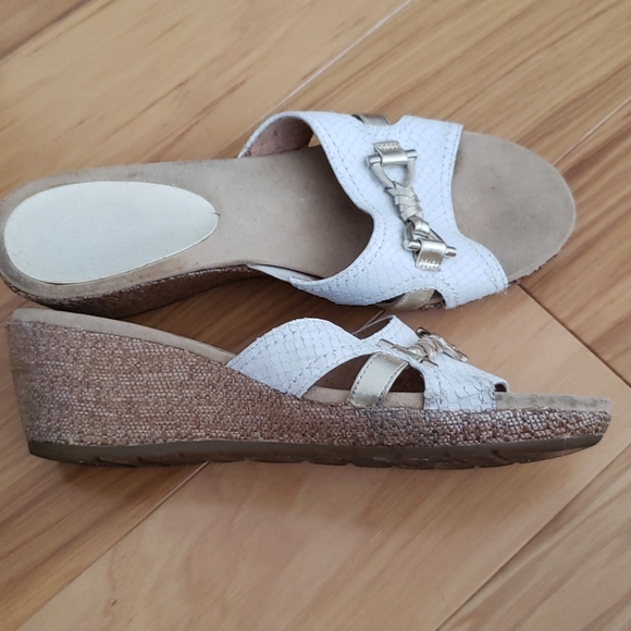 JOAN & DAVID CIRCA WHITE GOLD WEDGE SANDALS - Picture 2 of 5